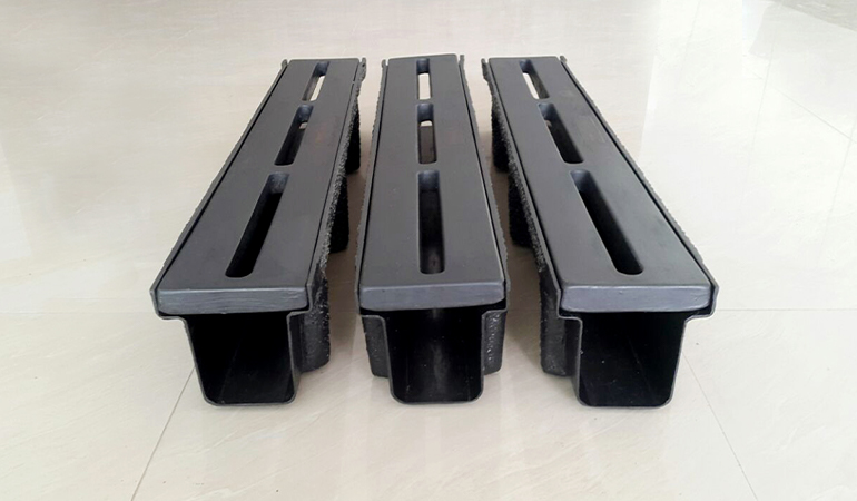 drain-channels-with-grating