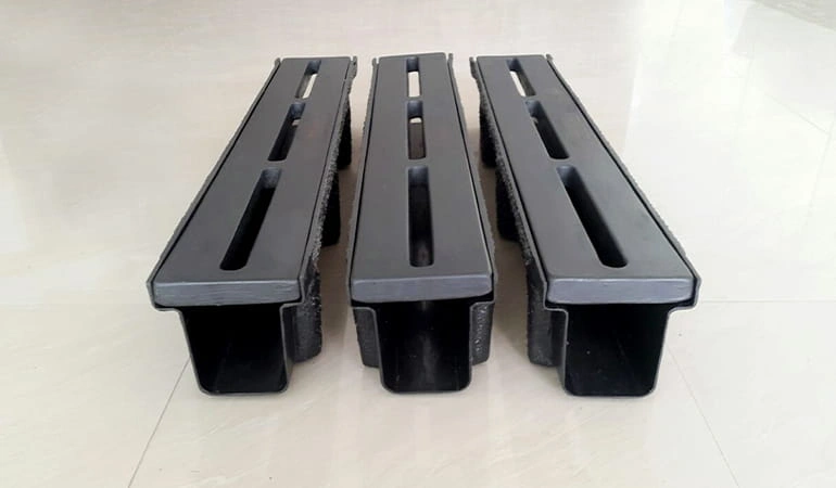 drain-channels-with-grating
